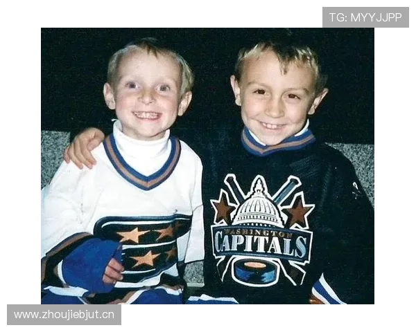 凯蒂·莱德基晒家居照我看傻了，沙发后面竟然放着训练器械和一排名牌包，差距感太狠